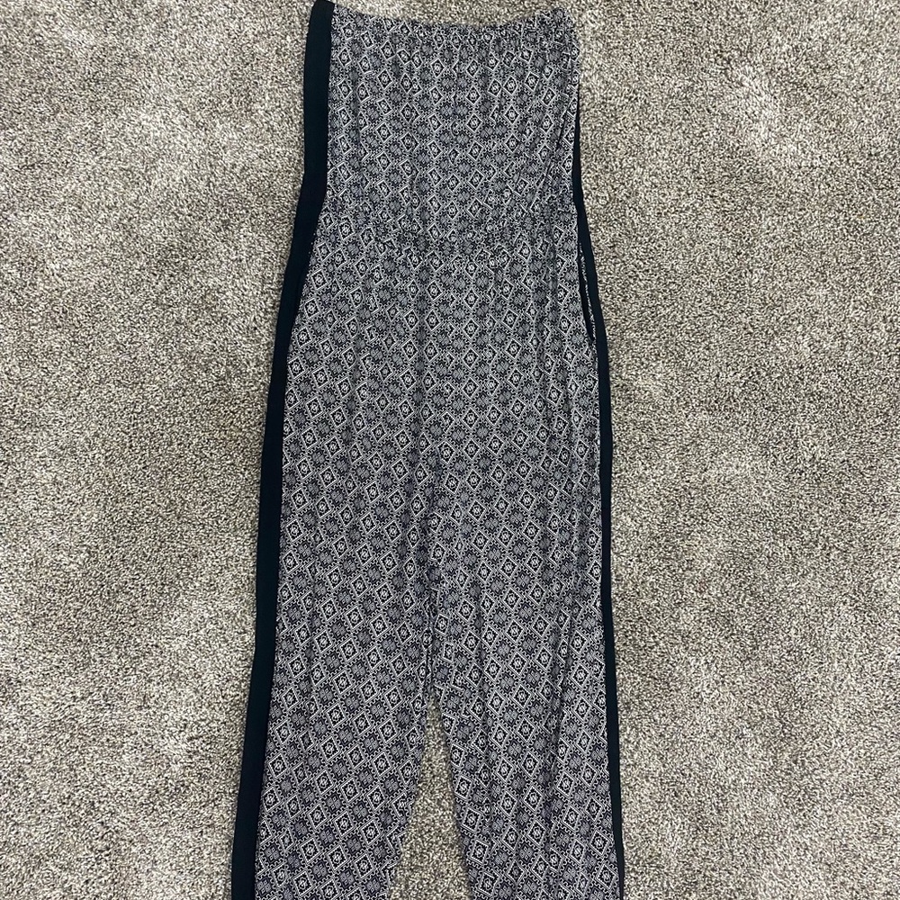Jumpsuit. Black and white design. Strapless